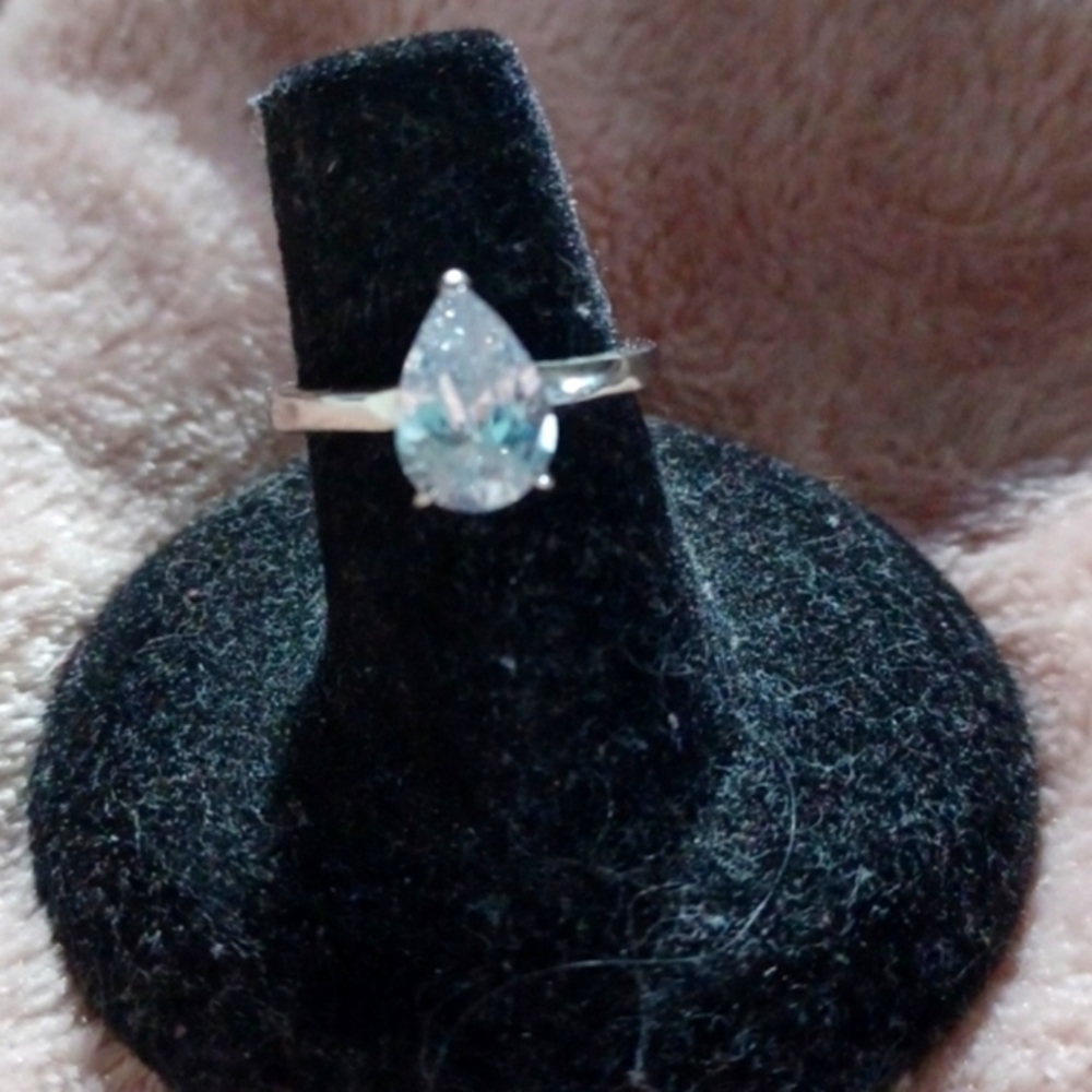 Beautiful size 7 engagement ring